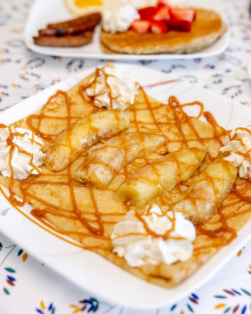 Banana caramel crêpe with whipped cream