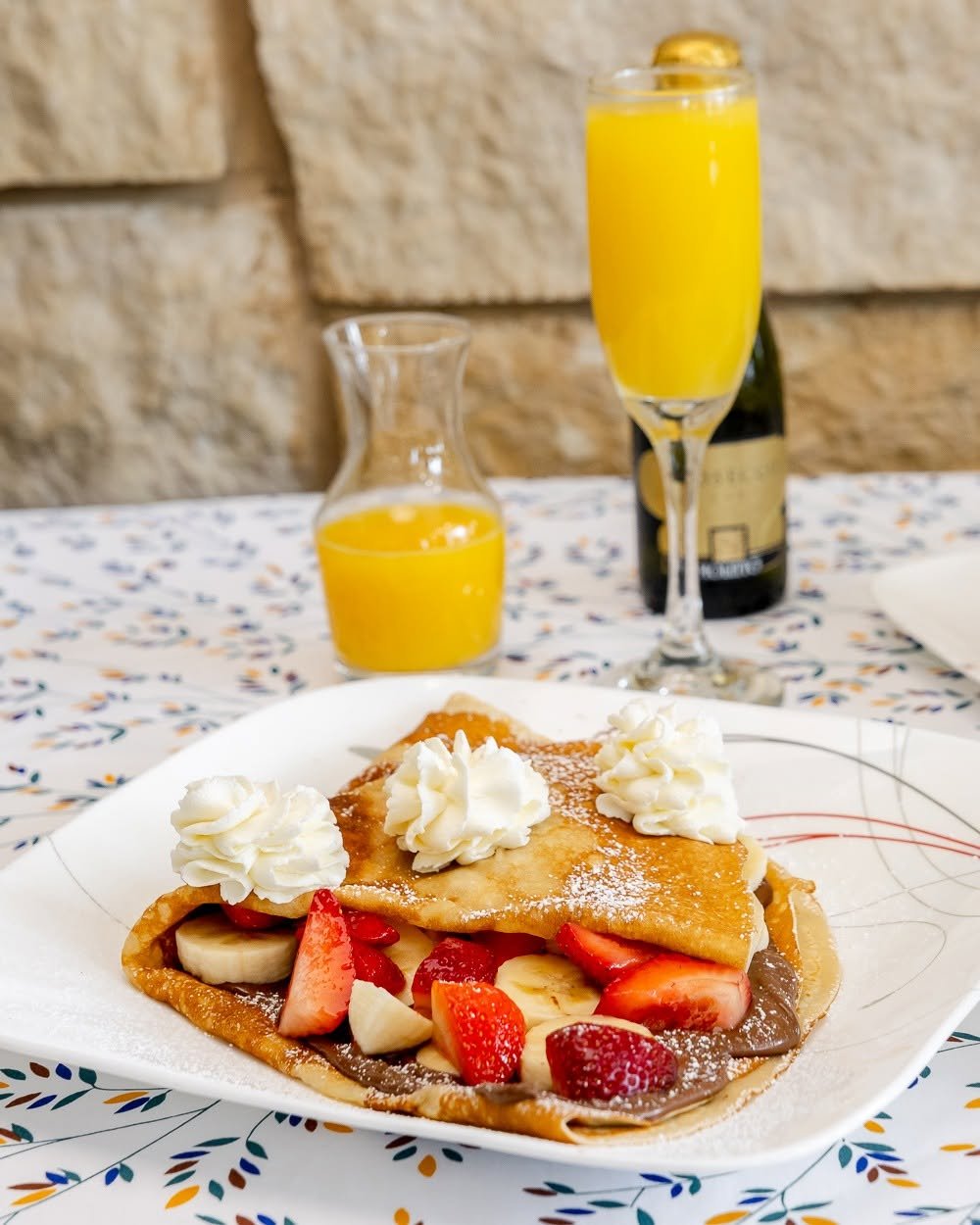 Sweet crêpe with strawberries, banana and Nutella